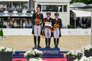 Isabell Werth (Mitte) gewinnt die Deutsche Meisterschaft der Dressur Reiter vor Frederik Wandres und Charlott-Maria Schürmann. (Foto van Bebber)