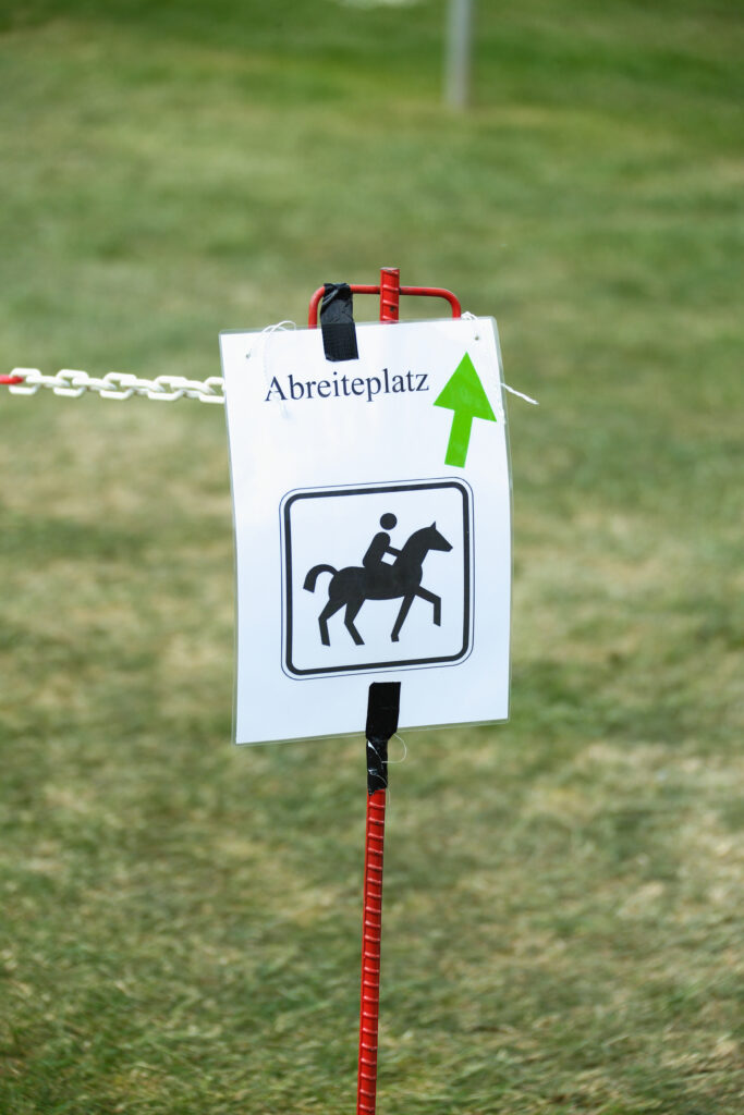 Mit der richtigen Vorbereitung auf dem Abreiteplatz steht und fällt der Erfolg im Parcours. Foto: Equipics/Zachrau