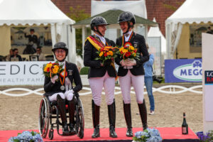 Heidemarie Dresing (Mi) gewinnt die Deutsche Meisterschaft der Grades I,II und III. Gianna Regenbracht (li) gewinnt Silber und Melanie Wienand (re) bekommt Bronze. (Foto Thamm)