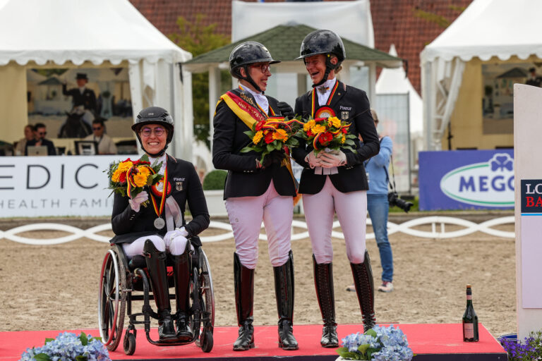 Heidemarie Dresing (Mi) gewinnt die Deutsche Meisterschaft der Grades I,II und III. Gianna Regenbracht (li) gewinnt Silber und Melanie Wienand (re) bekommt Bronze. (Foto Thamm)