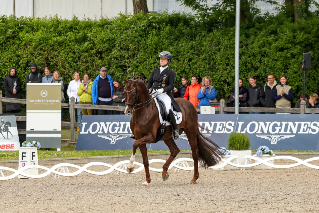 Ihre 20. Goldmedaille bei Deutschen Meisterschaften gewann Isabell Werth im Sattel von Viva Gold. (Foto Thamm)