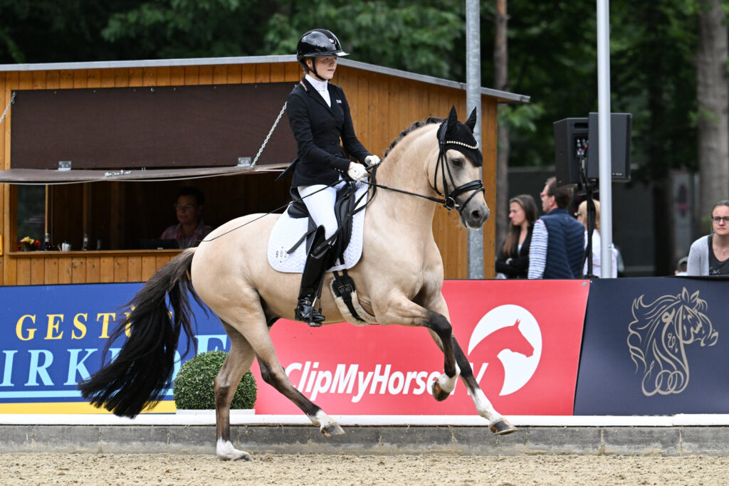 Catharina Sophie Dirksen und Dating's Smiley A. Foto: Nilkens