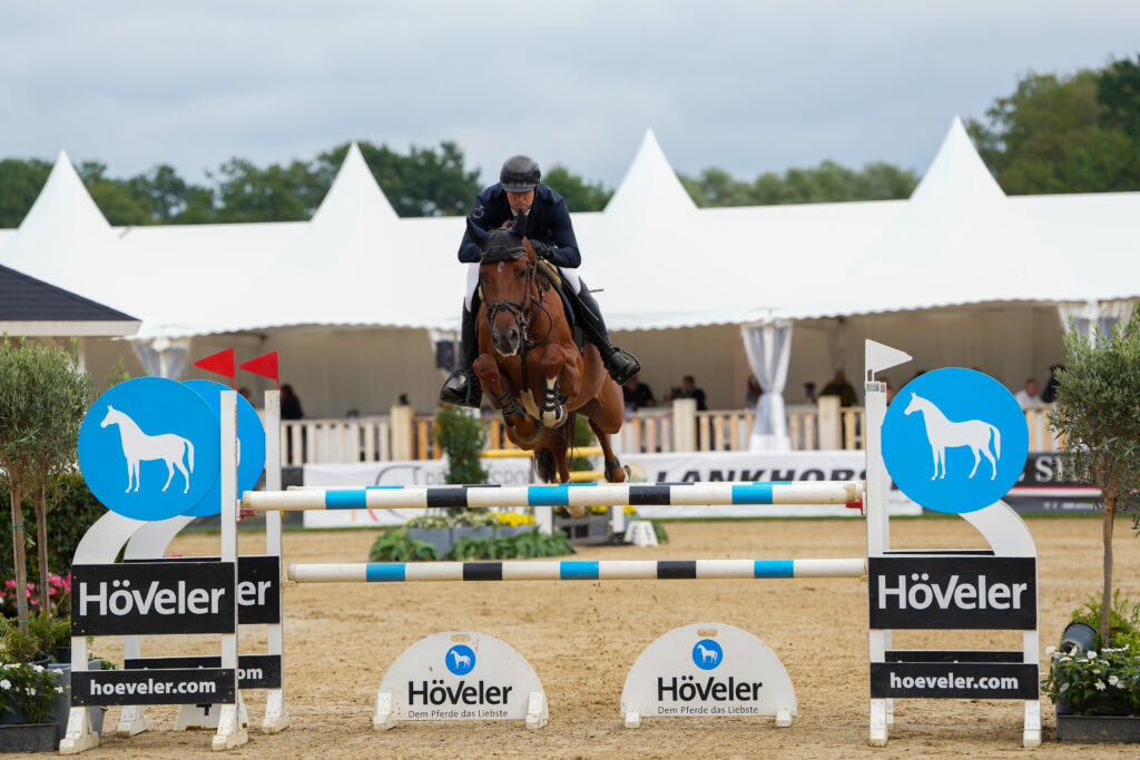 Kai Terhoeven-Urselmans und Diastar M sprangen zu Platz neun. Foto: van Bebber
