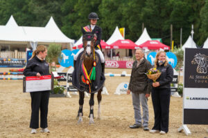 Sophie Hinners und Cadoc gewannen den Titel bei den fünfjährigen Springpferden. Foto: van Bebber