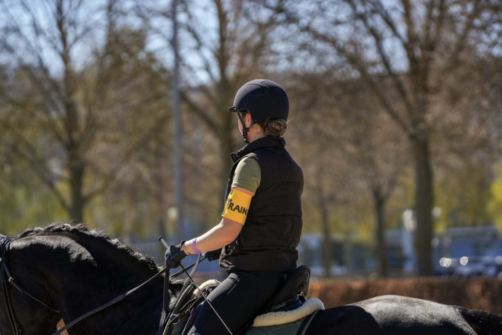 30 Minuten pro Tag dürfen die Trainer der Para-Reiter in den Grades I bis III die Pferde ihrer Schützlinge reiten. Die Stewards stoppen die Zeit.
Foto: Rebecca Thamm