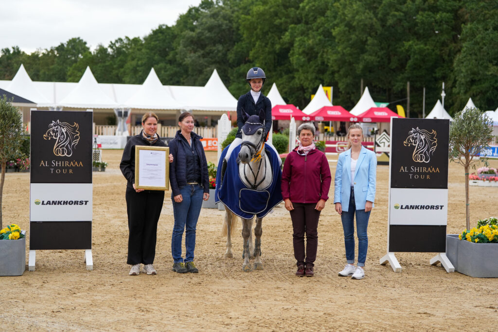 Lina Benninghof und Dipsy wurden nicht nur Elfte, sondern erhielten auch den Tierschutzpreis. Foto: van Bebber