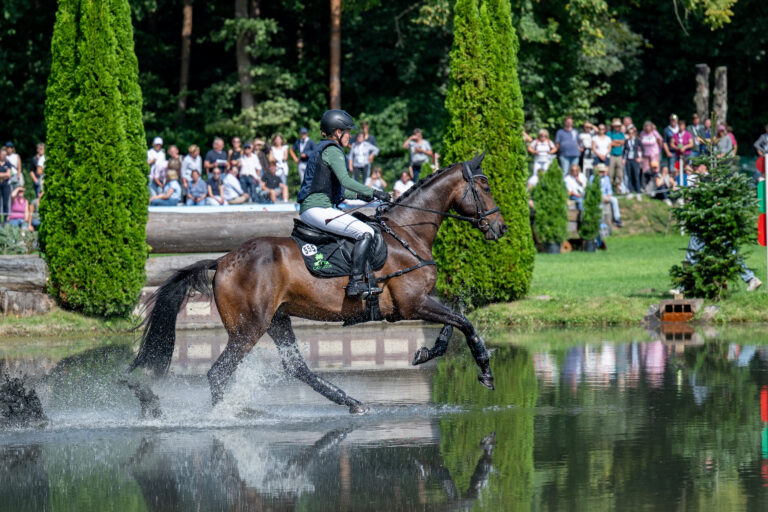 Malin Hansen-Hotopp und Chesalico siegten bei den fünfjährigen Vielseitigkeitspferden. Foto: Schwier