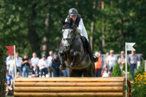 Hallox und Sina Brügger gewinnen den Titel bei den sechsjährigen Vielseitigkeitspferden. Foto: Schwier