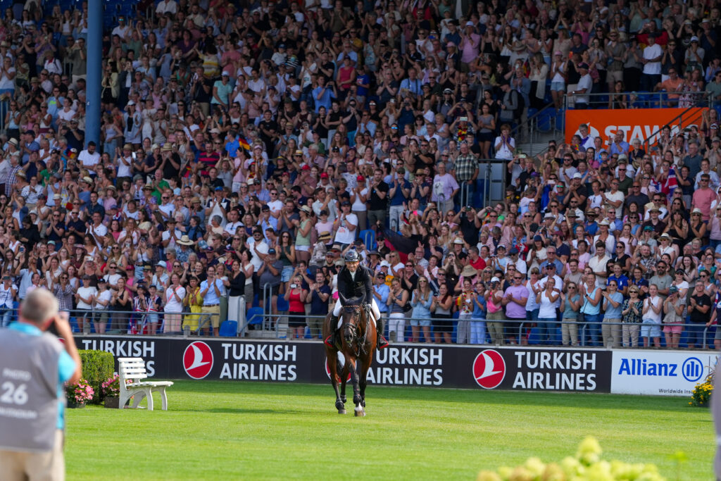 Standing Ovations für die Shootingstars und neuen Weltmeister: Michael Jung und Chipmunk. Foto: van Bebber