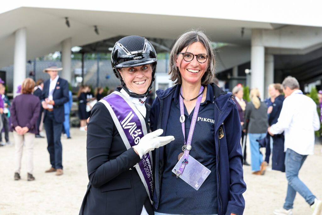 Regine Mispelkamp und Nicole Hochstrat freuen sich gemeinsam über die Silbermedaille in der Kür Grade V. (Foto Thamm)