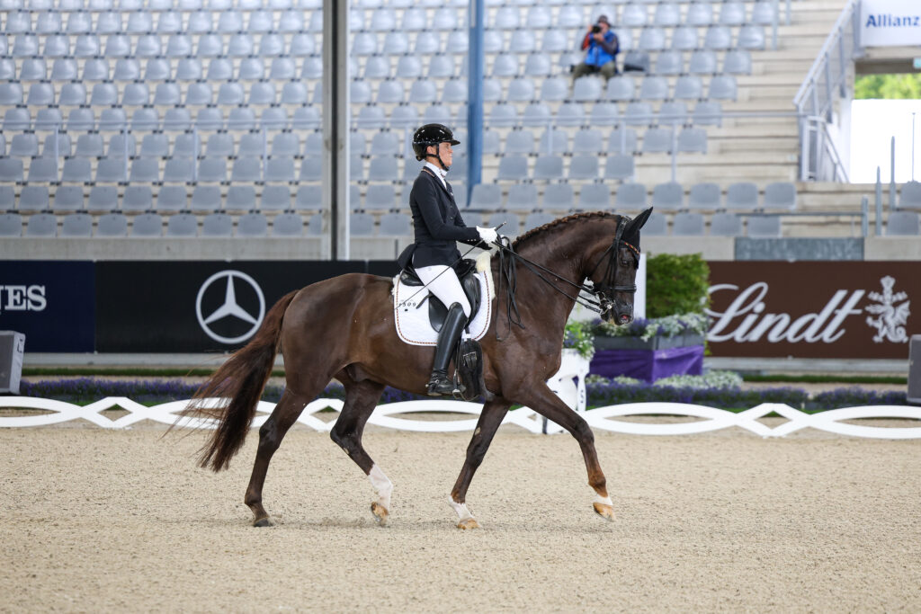 Regine Mispelkamp und Highlander Delight's traben zu Bronze. (Thamm)