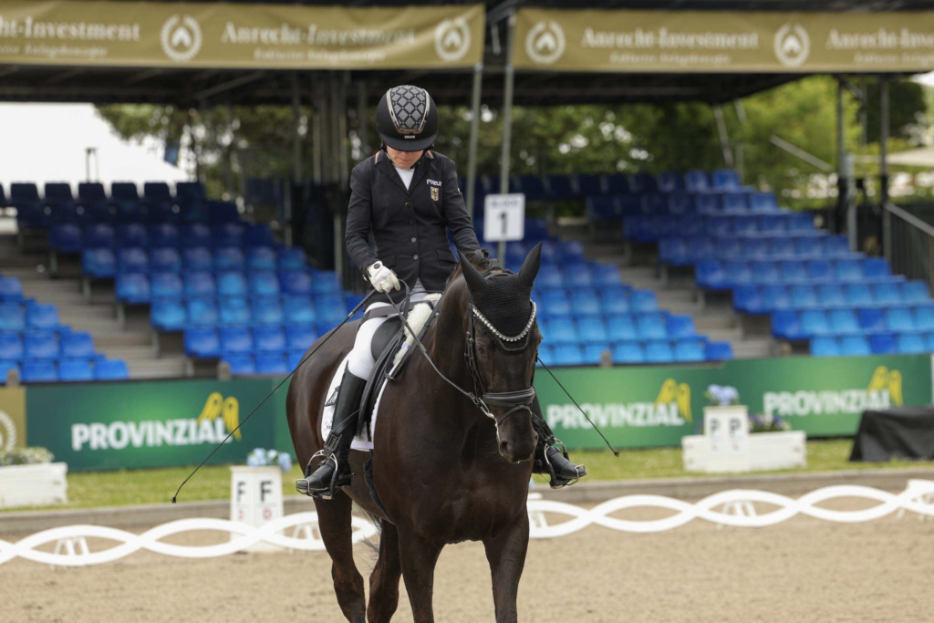 Mara Meyer kam über die Hippotherapie zum Reiten – ein Beispiel für Para-Athleten, die den Pferden sei Dank ein sehr viel erfüllteres Leben führen, als Ärzte es prognostizierten.
Foto: Thamm