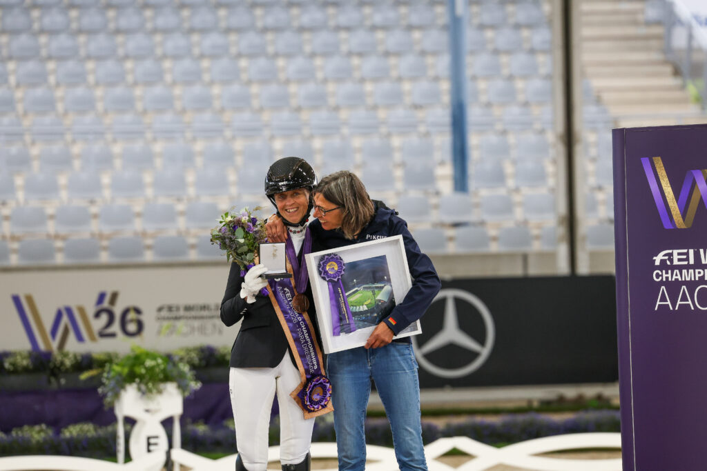 Regine Mispelkamp und Nicole Hochstrat freuen sich gemeinsam über die Medaille. (Thamm)