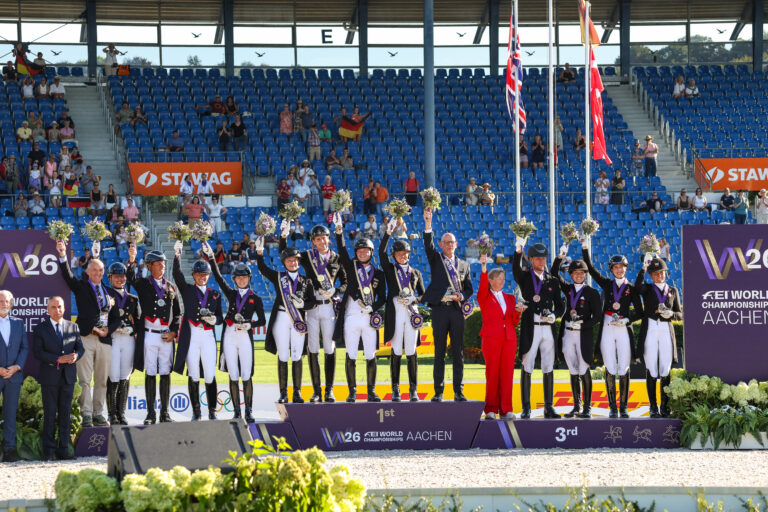 Die deutsche Dressur-Equipe holt Gold vor Großbritannien und Dänemark. Foto: Thamm
