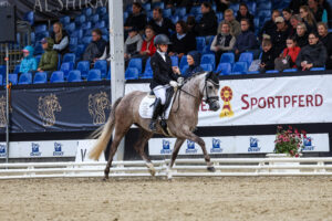 Linda Weiß und das Blumenmädchen gewinnen den Titel bei den drei- und vierjährigen Stuten und Wallachen. (Foto Thamm)