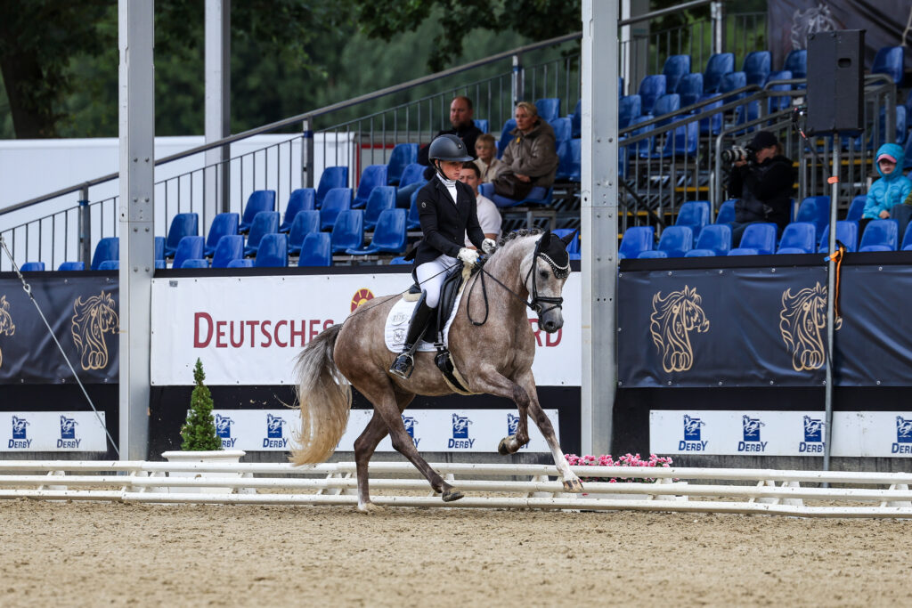 Linda Weiß und das Blumenmädchen gewinnen den Titel bei den drei- und vierjährigen Stuten und Wallachen. (Foto Thamm) 
