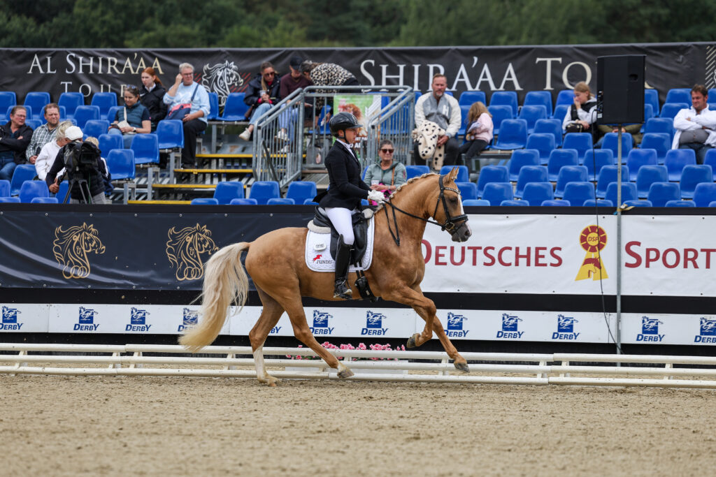 Rebekka Rösler und Deejay konnten sich die Silbermedaille bei den vierjährigen Reitponyhengsten sichern. (Foto Thamm)