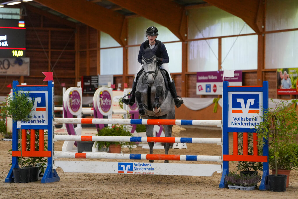 Zoe van den Bongard und Donna Amalia sicherten sich mit 8,9 den Sieg in der ersten Qualifikation des Stübben Indoor Cup 2026. Foto: Lisa van Bebber