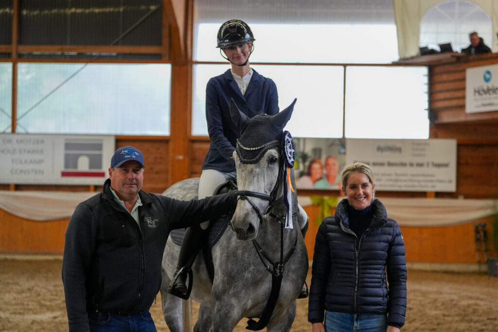Stefan und Julia Miss gratulierten der Siegerin und den Platzierten persönlich.
Foto: Lisa van Bebber