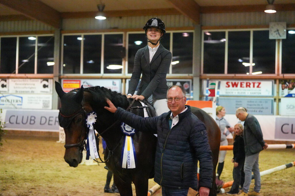 Reich dekoriert: Malin Terhoeven-Urselmans mit ihrer Stute Tiny Toulon und dem 1. Vorsitzenden der Pferdefreunde Goch, Rainer Kunz.
Foto: Lisa van Bebber