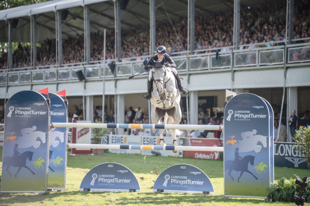 Wiesbaden ist eines der wenigen Turniere in Deutschland, bei dem noch auf Rasen gesprungen wird. Foto: www.tomspic.de