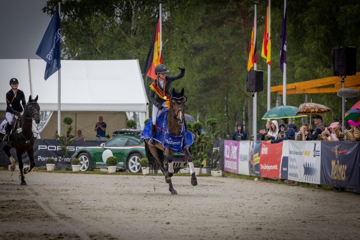Sogar der Himmel weinte Freudentränen bei diesen tollen Auftritten von Julia Krajewski und Nickel an diesem Wochenende! Foto: Equipe Foto/Thomas Koppers