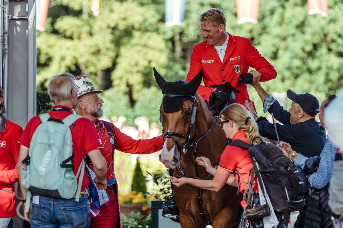 Sie stehen selten im Mittelpunkt, dabei sind sie die Stars hinter den Kulissen und ohne sie ginge nichts: die Pfleger. Foto: FEI/Christophe Taniere
