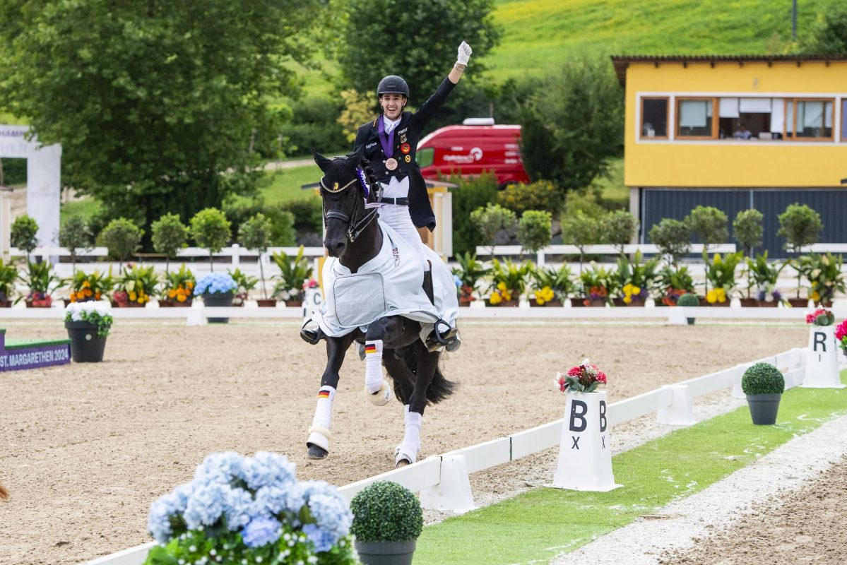 Moritz Treffinger und Cadeau Noir auf der Ehrenrunde anlässlich ihrer Bronzemedaille in der Einzelwertung bei den U25 Europameisterschaften 2024 in St. Margarethen, Österreich. Foto: FEI/Lukasz Kowalski