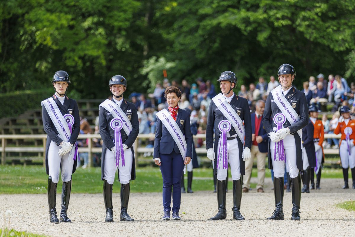 Bundestrainerin Monica Theodorescu (Mitte, hier bei der Siegerehrung für den Sieg im Nationenpreis von Compiègne) ist auch weiterhin Mitglied des DOKR-Dressurausschusses. Foto: FEI/Evan Oudin