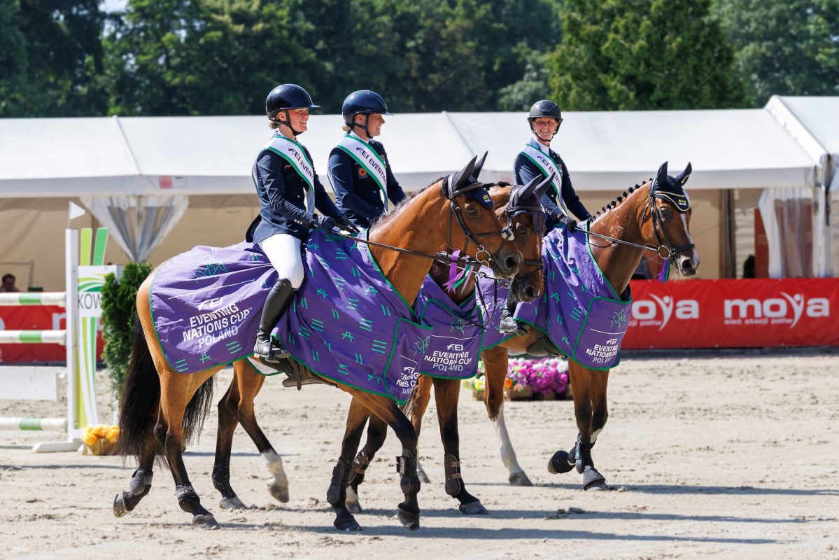 Strahlende Gesichter bei den siegreichen Schwedinnen in Strzegom. Foto: FEI/Libby Law Photography