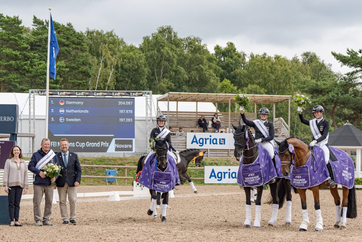 Das siegreiche deutsche Team beim Nationenpreis in Falsterbo 2025 mit Hartmut Lammers als Equipechef und den drei Paaren Evelyn Eger / Tabledance, Tessa Frank / Lavaletta und Svenja Kämper-Meyer / Amanyara M FRH Foto: FEI