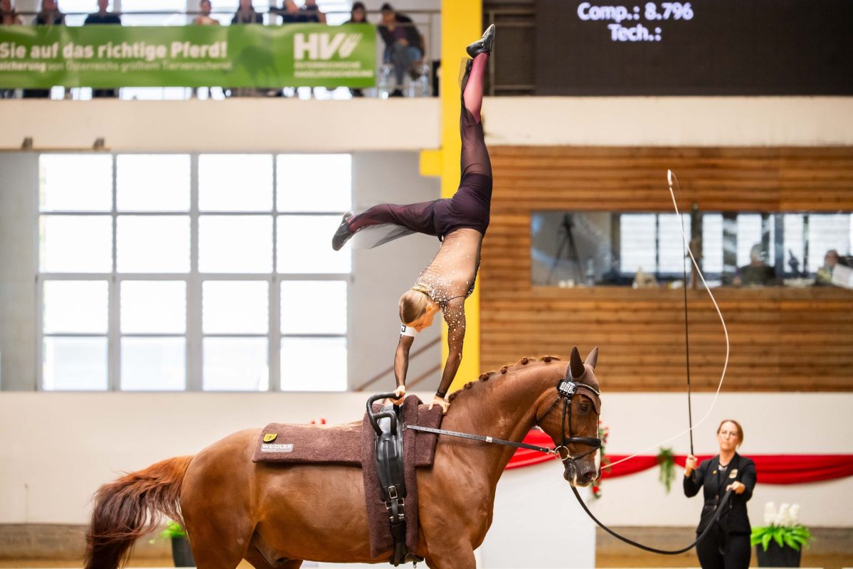Schwerkraft? Was ist das? Kathrin Meyer führt ein deutsches Damen-Trio bei der EM der Voltigierer 2025 in Stadl Paura an. Foto: FEI/Lukasz Kowalski