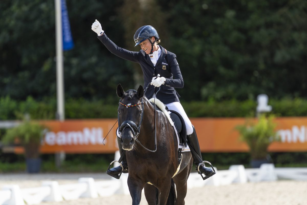 Regine Mispelkamp nach ihrem Ritt zum EM-Titel 2025. Foto: FEI/Leanjo de Koster