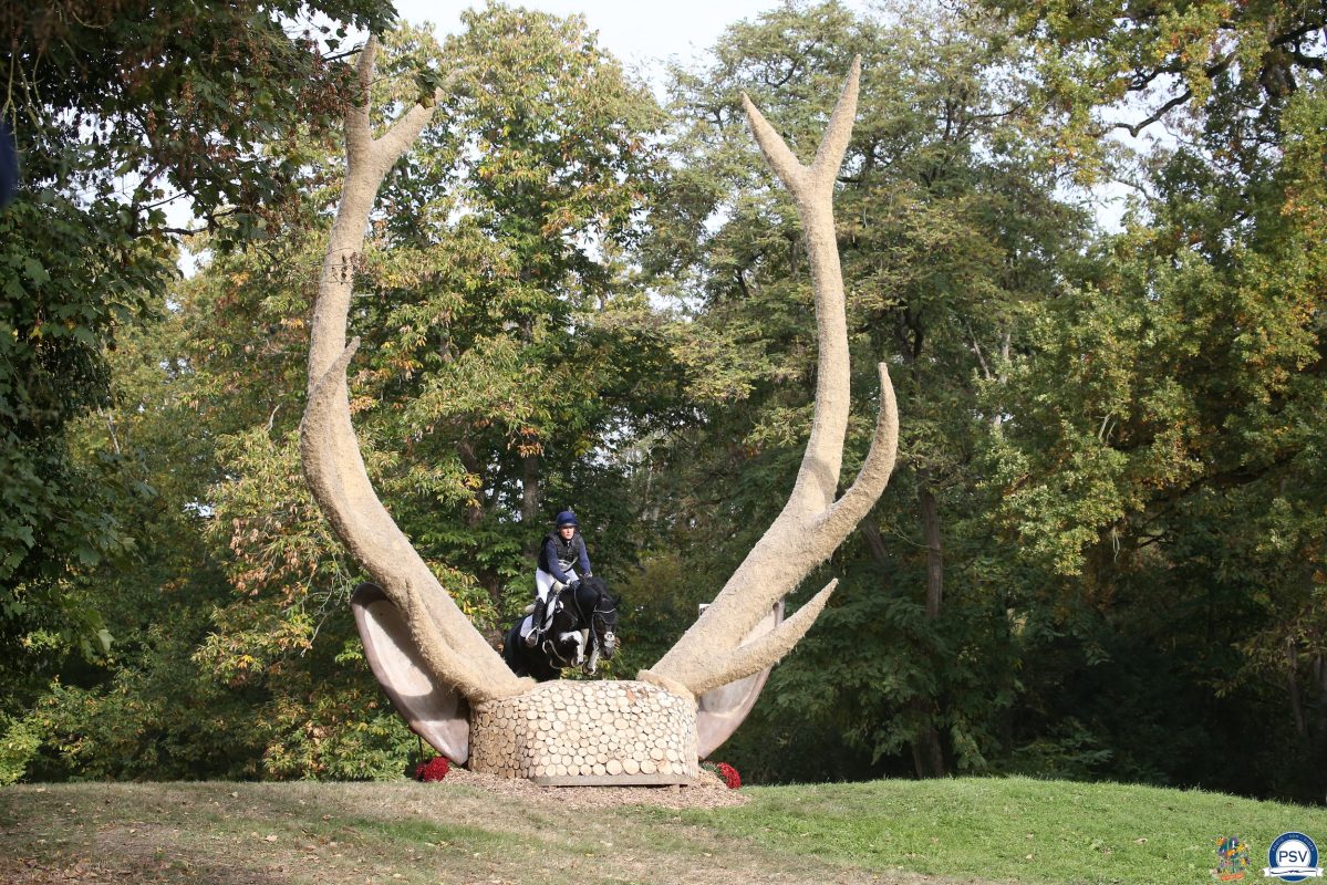 Weltmeisterinnen der sechsjährigen Vielseitigkeitspferde 2025: Lara de Liederkerke-Meier und Tara van het Leliehof. Foto: FEI/PSV