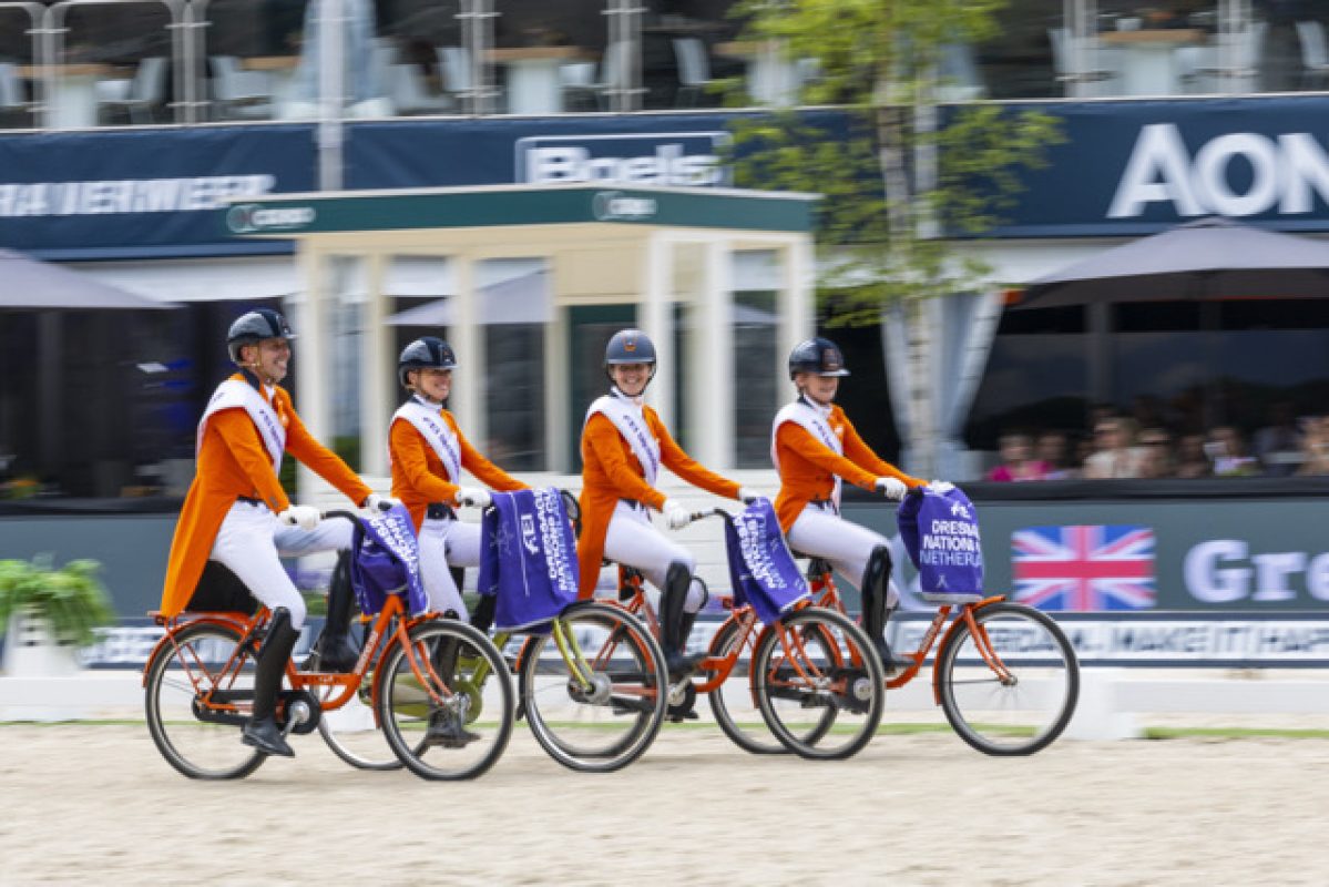 Ehrenrunde mit Drahtesel: Hans Peter Minderhoud, Marlies van Baalen, Thamar Zweistra und Marieke van der Putten. Foto: FEI/Leanjo de Koster