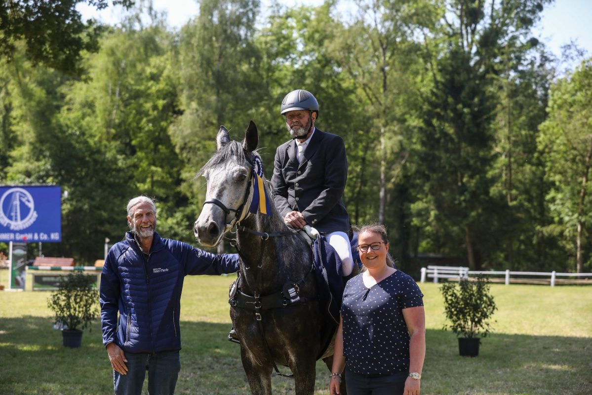 Peter Maes und Rebecca Thamm gratulierten Lutz Faubel zum Sieg