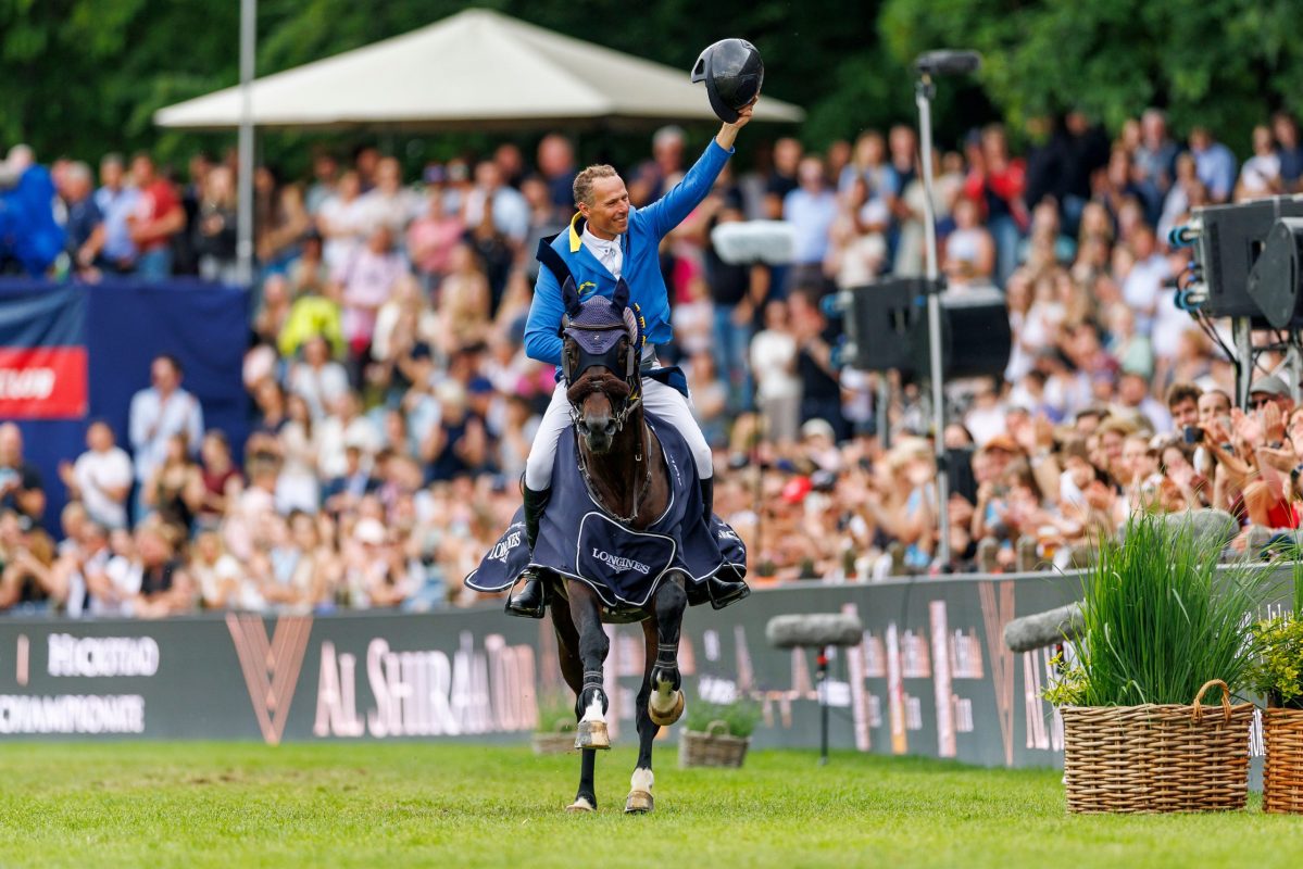 Große Freude nach einem großen Sieg im Großen Preis – Dourkhan Hero Z bescherte Christian Ahlmann 2025 seinen dritten Triumph auf dem Hamburger Derby-Rasen. Foto: sportfotos-lafrentz.de
