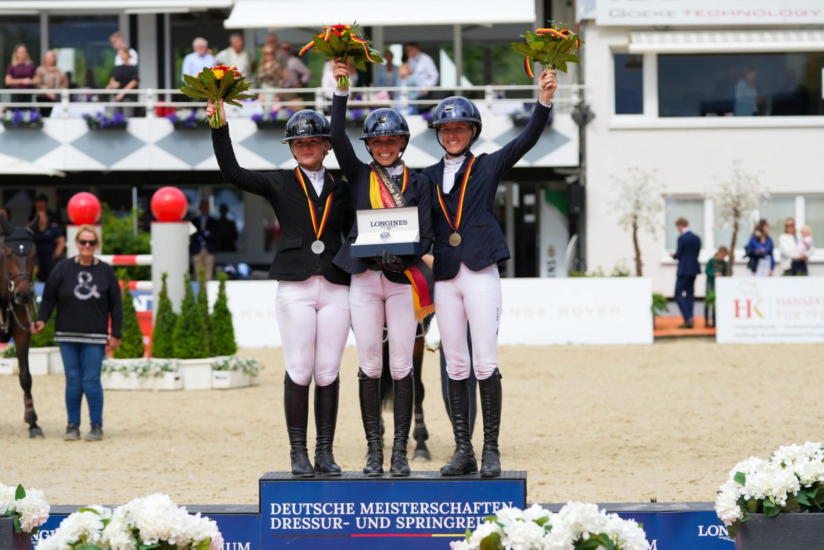 Laura Klapphake gewinnt Gold bei der Deutschen Meisterschaft der Springreiterinnen. Britt Roth (li) und Justine Tebbel (re) sichern sich die weiteren Plätze auf dem Podium. (Foto van Bebber)