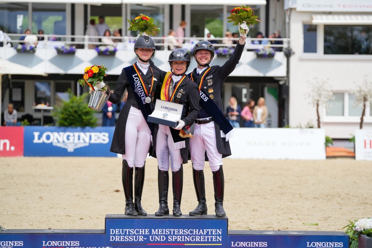 Gold für Isabell Werth (Mi), Silber für Semmieke Rothenberger (li) und Bronze für Raphael Netz (re) bei den Deutschen Meisterschaften in Balve. (Foto van Bebber)