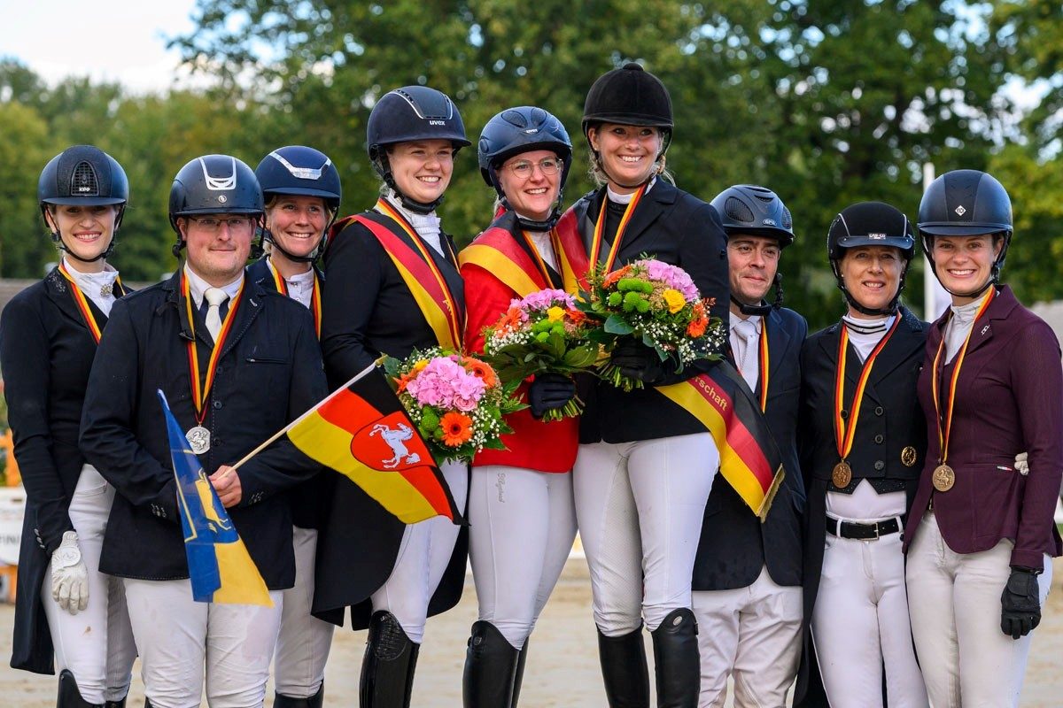 Das Podium bei den Deutschen Amateur-Meisterschaften 2022, wo das Rheinland die Landesverbandswertung gewann. Foto: FN/Equitaris