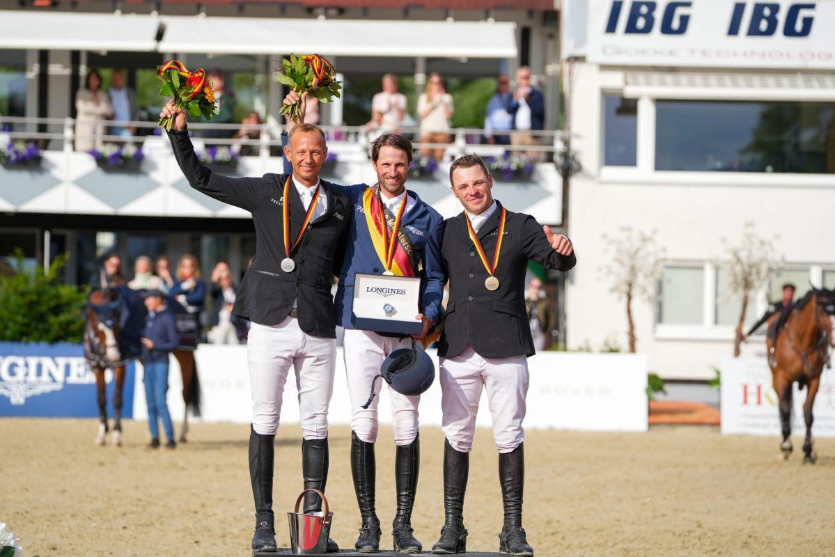 Das Podium bei den Deutschen Meisterschaften der Springreiter 2026: Christian Kukuk (Mi), Marco Kutscher (li) und Maximilian Lill (re). (Foto van Bebber)