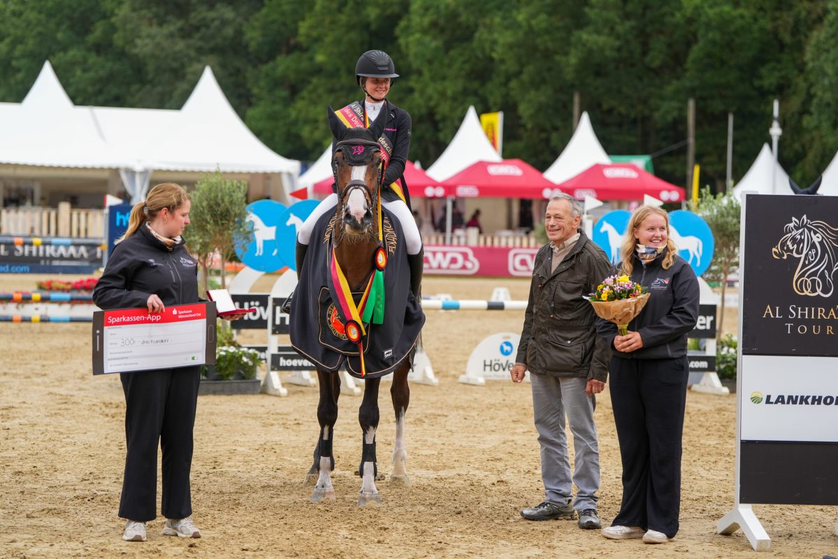 Sophie Hinners und Cadoc gewannen den Titel bei den fünfjährigen Springpferden. Foto: van Bebber