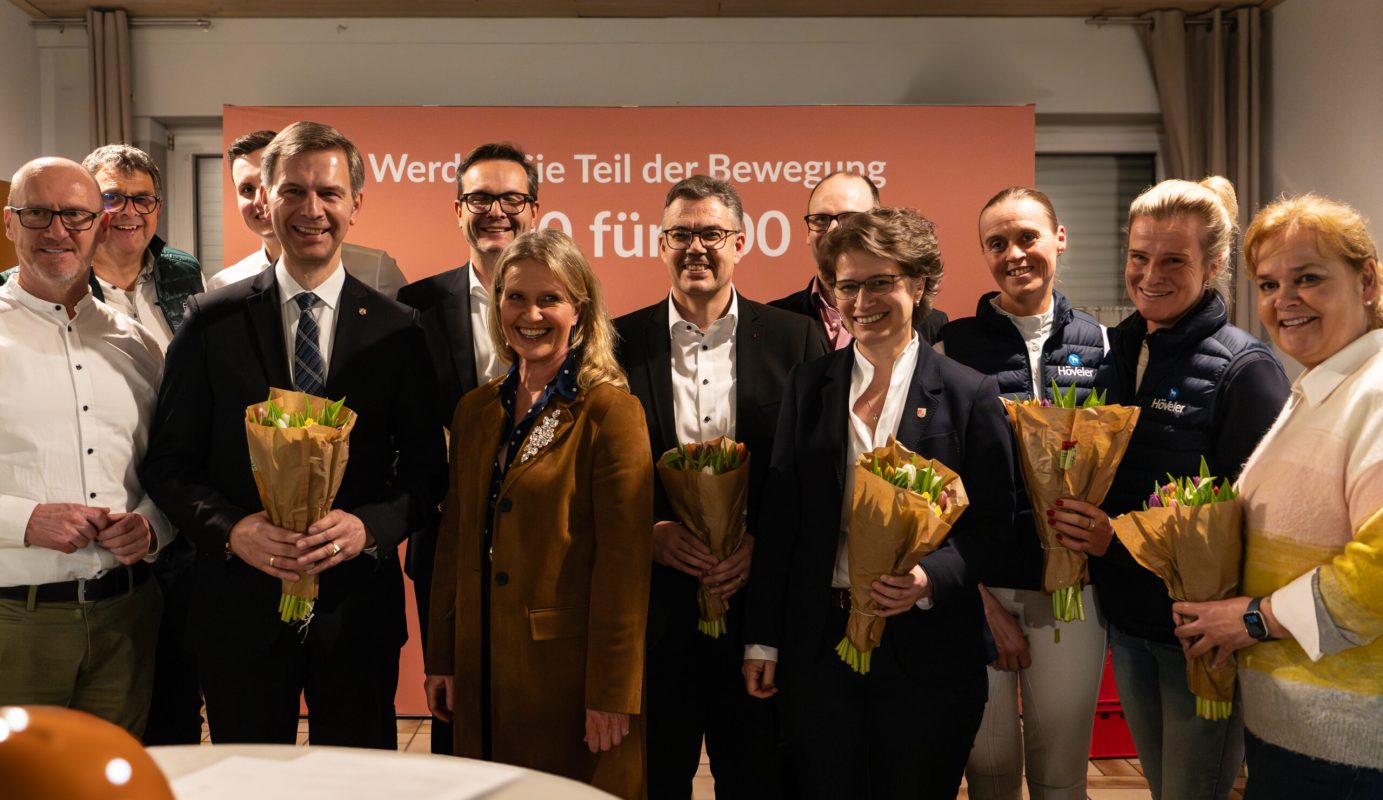 Persönlichkeiten aus Sport, Politik und Wirtschaft kamen beim RV Blücher Sevelen zusammen, um mehr über den Para-Dressursport zu erfahren. Foto: Gina Priss