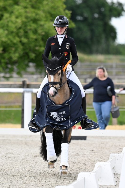 Leni-Sophie Gosmann und Diamantini EA WE haben beim Preis der Besten den Titel bei den Ponys geholt und konnten ihre Form bei den Future Champions bestätigen. Foto: Mirka Nilkens