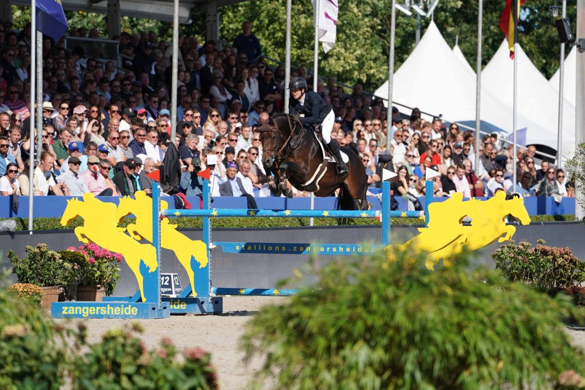 Meistens bildet Katrin Eckermann ihre Spitzenpferde ja selbst aus. Nun hat sie einen Star zum Losreißen unter dem Sattel. Foto: Archiv Sportfot