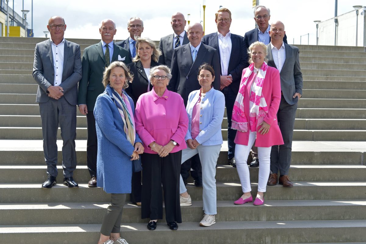 Das neue FN-Präsidium um Präsident Martin Richenhagen (obere Reihe, 4. v. rechts). Foto: FN-Archiv/Holger Schupp