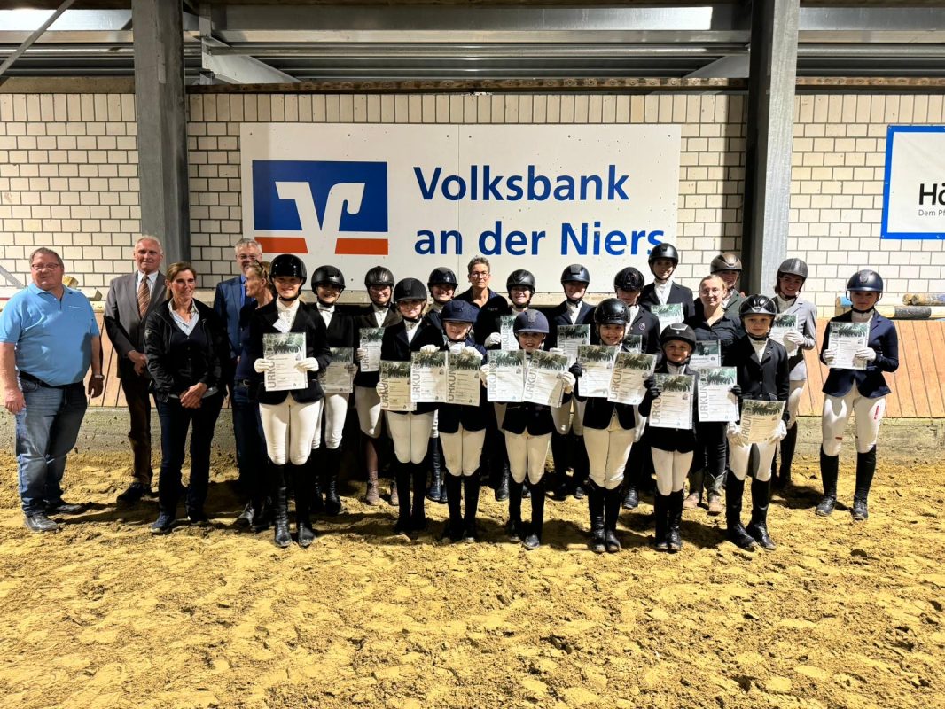 Glückliche Reitabzeichenabsolventen mit Vorstand