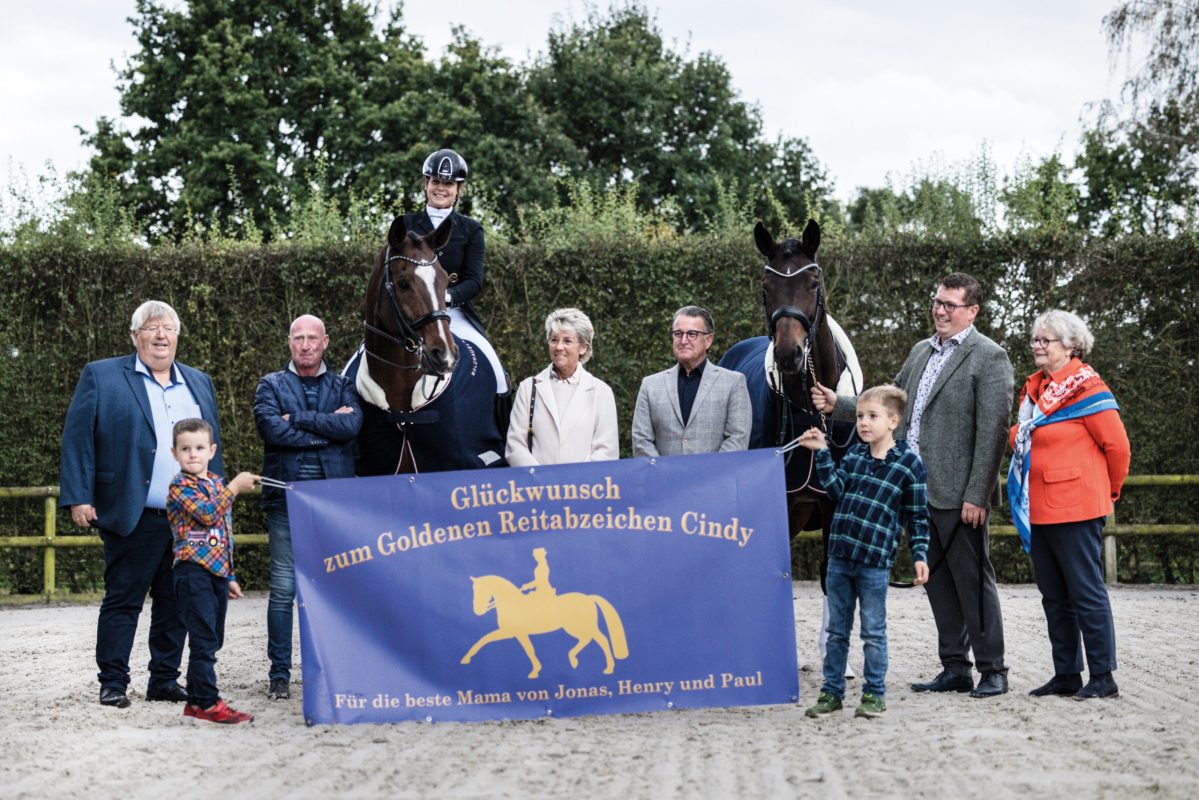 GoldenesReitabzeichen1