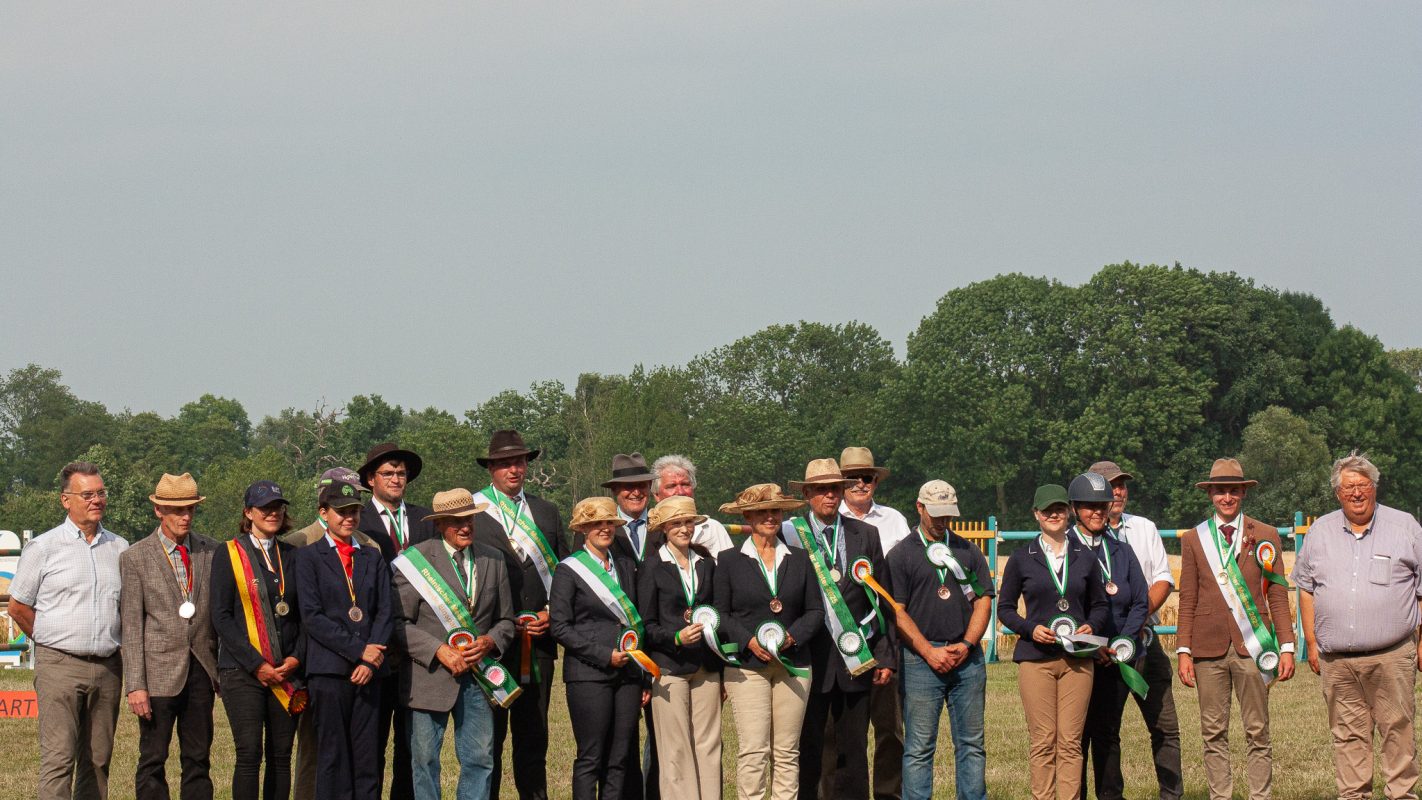Glückliche Schärpenträger bei den Rheinischen Meisterschaften der Fahrer in Rheurdt. Foto: Nathalie Hanko