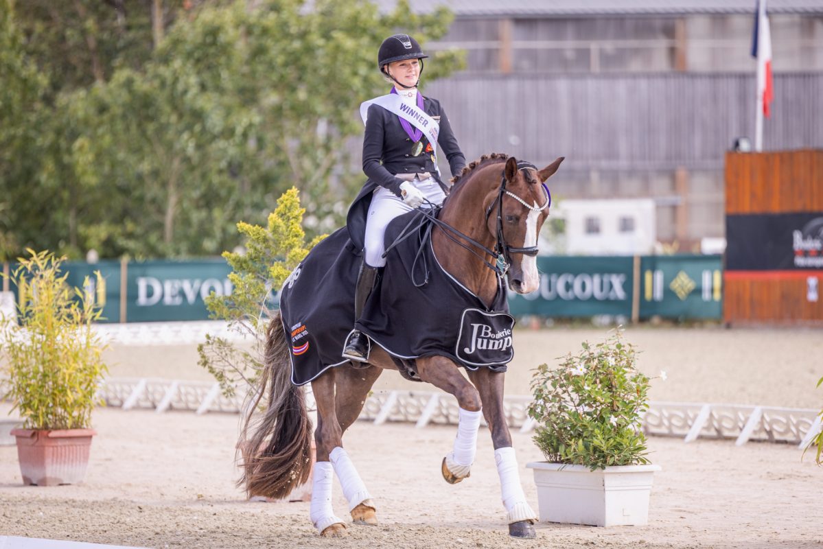 Nach dreimal Gold bei den U18-Europameisterschaften konnten Julie Sofie Schmitz-Heinen und Attractive ihrer Saison nun in Aachen die DJM Krone aufsetzen. Foto: Jan Frohne